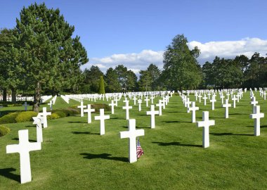 Colleville-Sur-Mer, Savaş Mezarları ve Collevile, Normandiya 'daki Amerikan mezarlığı anıtı. Collevile vilage yakınlarındaki Omaha sahilinde 1944 yılında Amerikan istilası gerçekleşti..