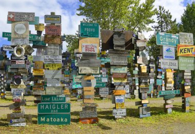 İşaret Postası Ormanı, Watson Gölü 'nün Alaska Otoyolu' ndaki ünlü cazibesidir. Dünyanın her yerinden gezginler işaretler getirip kutuplara astılar Watson Gölü, Yukon, Kanada