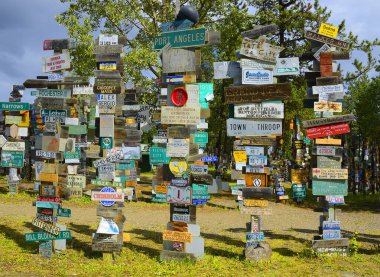 İşaret Postası Ormanı, Watson Gölü 'nün Alaska Otoyolu' ndaki ünlü cazibesidir. Dünyanın her yerinden gezginler işaretler getirip kutuplara astılar Watson Gölü, Yukon, Kanada