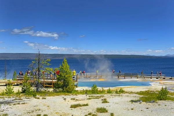 Turistas West Thumb Geyser Basin Black Pool Yellowstone Lake Paisajes — Foto de Stock