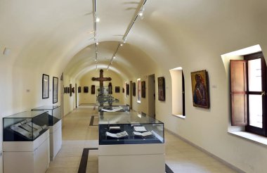 Agia Triada Manastırı 'ndaki müze ya da Agia Triada Tsangarolon Manastırı. Chania kenti yakınlarındaki Akrotiri yarımadasında bir Rum Ortodoks manastırı. Girit, Yunanistan