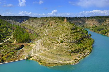 Cuenca, Castilla la la Mancha, İspanya 'daki güçlendirilmiş Alarcon köyünün etrafındaki duvarlar ve gözetleme kuleleri