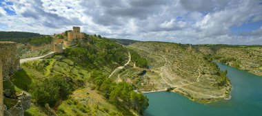 Castilla la la Mancha 'nın Cuenca ilçesine bağlı Alarcon köyü kalesi. Çok ünlü turistler ve ziyaret edilen yerler. İspanya