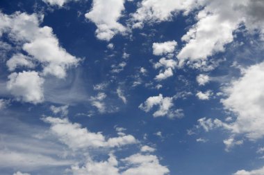 Dramatik gökyüzü ve bulutlar - beyaz bulutlu mavi gökyüzü arkaplanı