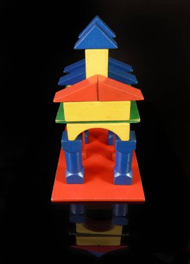 Tahta bloklar, geleneksel siyah arka plan oyuncakları.