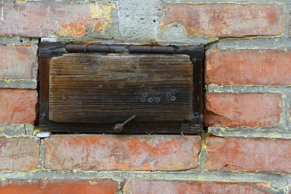 Old Wooden Box Brick Wall — Stock Photo, Image