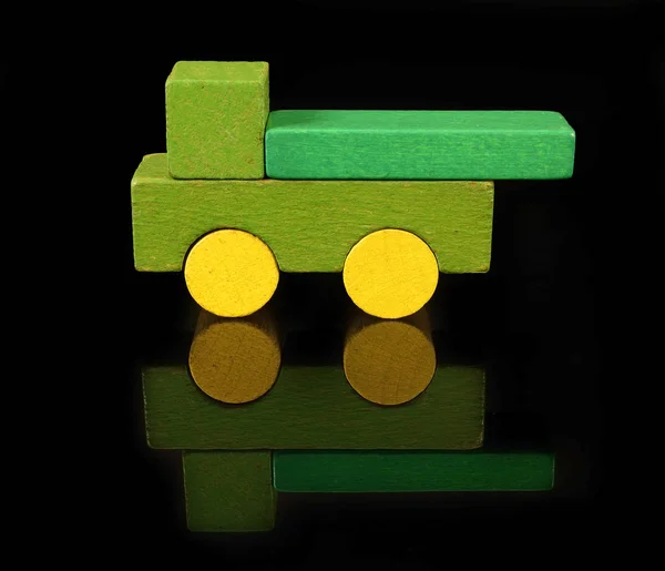 木块卡车 黑色背景的传统玩具 — 图库照片