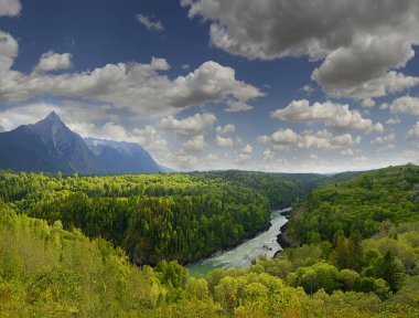 Bulkley Nehri ve Hagwilget Kanyonu kuzeybatı Britanya Kolumbiyası, Kanada, nehrin birkaç kilometre yukarısında Hazelton 'daki Skeena Nehri' nin birleştiği yerde.