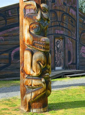 Geleneksel birinci ülke insanları Hazelton, British Columbia, Kanada 'da ev ve totem direği