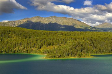 Emerald Gölü, Carcross, Yukon, Kanada yakınlarında.