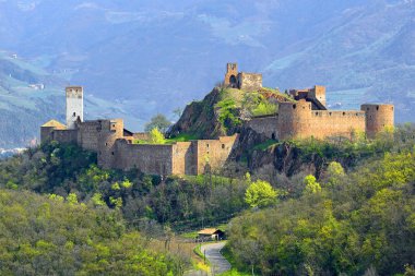 Firmian - Sigmundskron Kalesi, İtalya 'nın Bolzano kenti yakınlarındaki Güney Tyrol' daki en eski kalelerden biri.