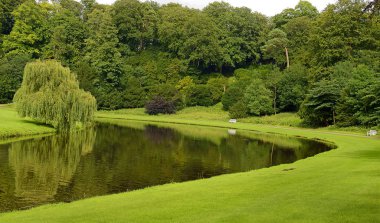 İngiltere, Kuzey Yorkshire, Ripon. Fountains Abbey, Studley Royal Unesco Dünya Mirası. Topraklar, bahçe binaları ve Su Parkı ağaçları.