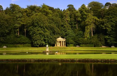 İngiltere, Kuzey Yorkshire, Ripon. Fountains Abbey, Studley Royal Unesco Dünya Mirası. Topraklar, bahçe binaları ve Su Parkı ağaçları.