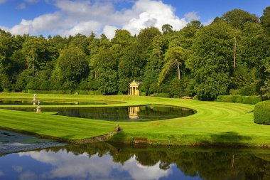 İngiltere, Kuzey Yorkshire, Ripon. Fountains Abbey, Studley Royal Unesco Dünya Mirası. Topraklar, bahçe binaları ve Su Parkı ağaçları.
