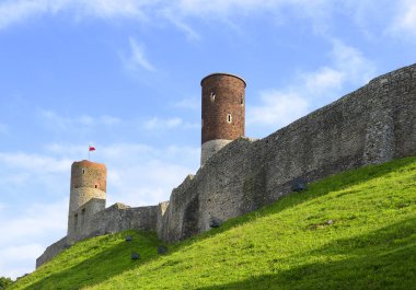 Kielce yakınlarındaki Checiny 'deki kale 13. ve 14. yüzyılların başında inşa edildi. Polonya 'nın önemli bir anıtıdır.