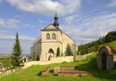 Aziz Bartholomew Kilisesi. Polonya 'nın Swietokrzyskie Eyaleti' nde Kielce yakınlarında bulunan Roma Katolik kilisesi.