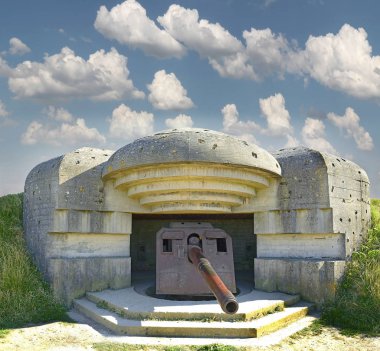 Atlantik duvarı eski kırık Alman sığınaklar ve güneşte sur mer. şezlong, pil, pil topçu yer alan iniş plajlar omaha arasında altın, normandy, Fransa