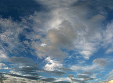 Dramatik gökyüzü ve bulutlar - beyaz bulutlu mavi gökyüzü arkaplanı