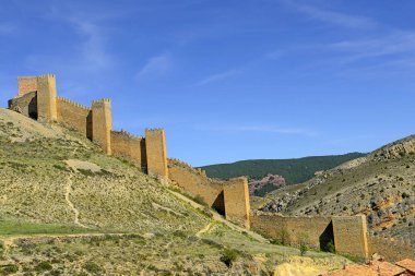 Albarracin 'deki kale duvarı, İspanya' nın Teruel ilinin ortaçağ ve tarihi kasabası, Aragon,