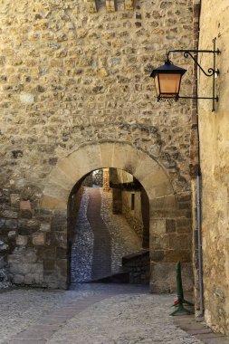 Eski Albarracin 'in resimli sokakları, İspanya' nın Aragon eyaletinin Teruel ilinin ortaçağ ve tarihi kasabası