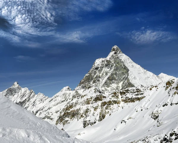 马特宏峰全景 意大利塞维诺山 位于瑞士和意大利边境的一座山 位于瑞士Zermatt和意大利的Breuil Cervinia镇上空 — 图库照片