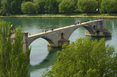 Avignon, Fransa 'da Saint-Benezet Köprüsü (Pont d' Avignon) ve Rhna Nehri manzarası. Pont Saint-Bnezet tarihi ve nehrin kırık kısmıyla ünlüdür. Unesco Dünya Mirası Bölgesi.