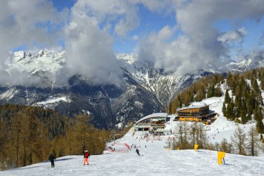 Kayak merkezi Folgarida - Marilleva in the Val di Sole, Daolasa dağ kablo hattı top istasyonu ve Solander Sığınağı (Rifugio Solander) Kuzey İtalya, Trentino, Commezzadura