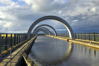 Falkirk Tekerleği, Forth ve Clyde Kanallarını Orta İskoçya 'daki Union Kanalı' na bağlayan dönen bir tekne asansörü. Bu dünyanın sadece bir tanesi, İskoçya, Uk