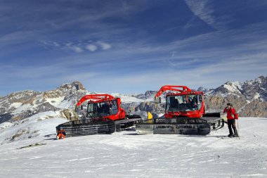 Cortina d 'Ampezzo, kayak pisti için Kızıl Kar Kedileri, Dolomitli Kayak Bölgesi Tofana, Kuzey İtalya. Dolomitler, İtalya 'nın UNESCO Dünya Mirasları Bölgesi.
