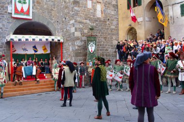 Mantalcino, Toskana, İtalya - Sagra del Tordo, Montalcino geleneksel bir halk festivali sırasında. Tarihi törene okçuluk yarışması da eşlik ediyor..