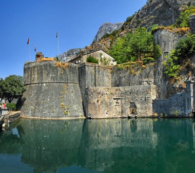 Eski Kotor Duvarları, Gurdic Kalesi (1470) ve Güney Kapısı. Karadağ, Unesco 'nun Dünya Mirası Bölgesi