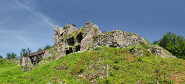 Zubstejn, Moravya 'daki en büyük kalelerden biridir. Moravya 'daki Pivonice köyünün üzerindeki bir tepenin üzerinde duruyor. Kalıntıları Çek Cumhuriyeti 'nin kültürel bir anıtı olarak korunmaktadır..