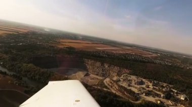 Uçan bir taş ocağı üzerinde. Küçük uçak kokpit görüntülemek.