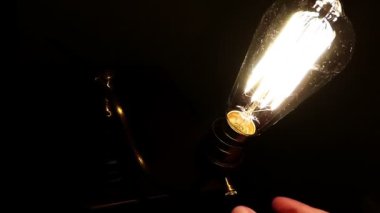 Eski ışık lamba artı titreşen bir vintage ampul açar ve kapatır.