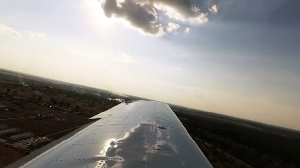 Petit feu de forêt à l'horizon. Vue depuis le cockpit de l'avion . — Video