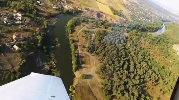 Landschaft Blick aus dem Cockpit des Flugzeugs. Fluss, Felder und Gebäude. — Stockvideo