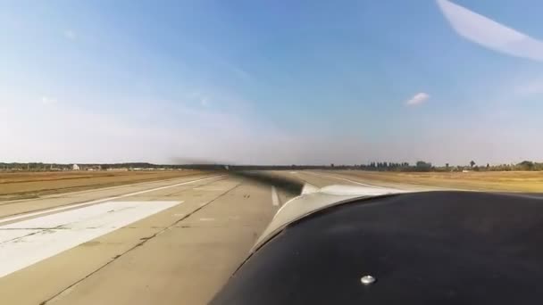 Descolagem do avião de hélice. Vista do cockpit . — Vídeo de Stock