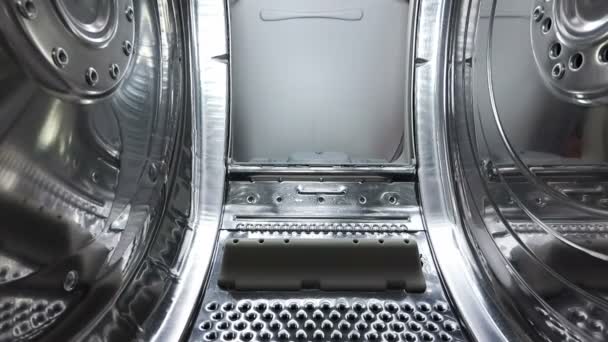 Hand white linnen ingebruikneming in de wasmachine. — Stockvideo