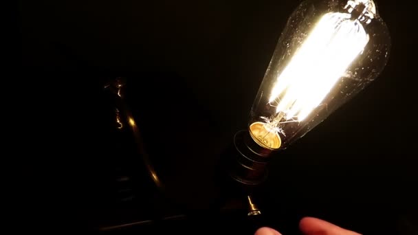 A vintage bulb turns on and off in old light lamp plus flickering. — Stock Video