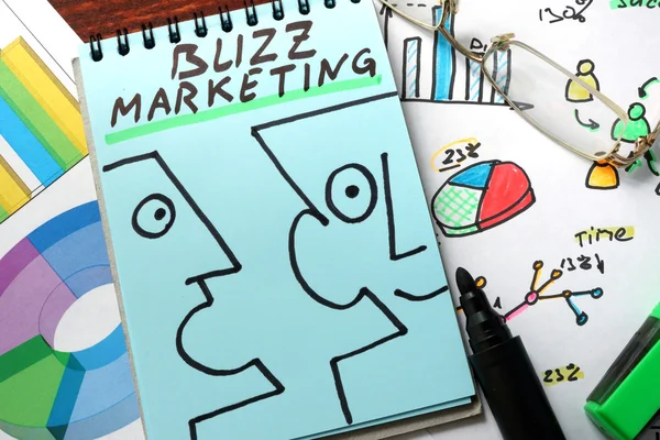 Buzz μάρκετινγκ γραμμένο σε μπλε χαρτί. — Φωτογραφία Αρχείου