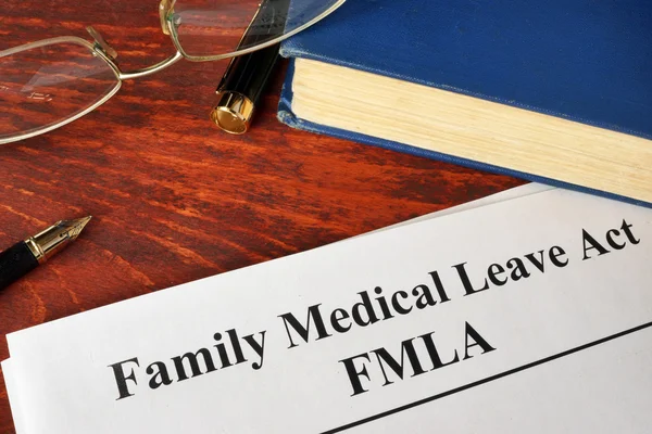 Ley de Licencia Médica Familiar FMLA y un libro. — Foto de Stock