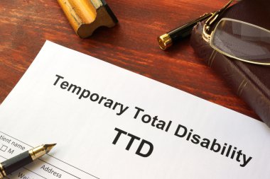 Ahşap bir masa üzerinde geçici toplam Engellilik (Ttd) formu.