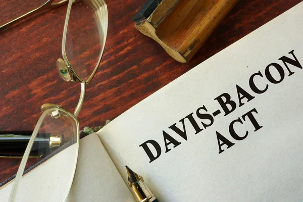 A Lei Davis-Bacon escrita numa página . — Fotografia de Stock