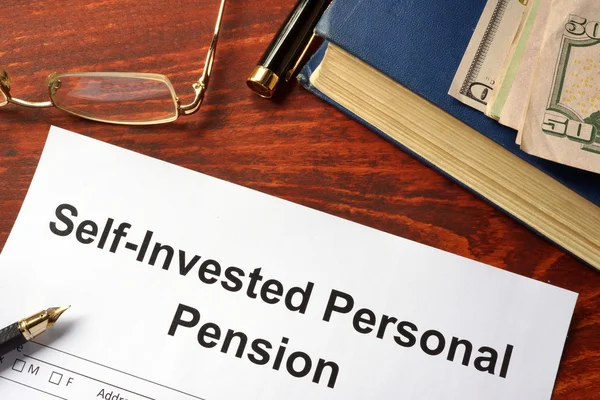 Форма индивидуального пенсионного обеспечения (SIPP) на рабочем столе . — стоковое фото