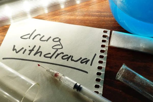 Penarikan obat-obatan tertulis di atas kertas. Konsep kecanduan . — Stok Foto