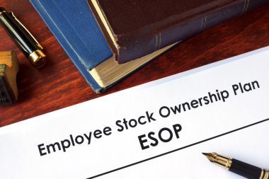 Bir tablo üzerinde çalışan hisse senedi sahipliği planı (Esop) ile kağıtları.