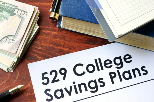 Documentos con planes de ahorro de la universidad 529 en una mesa . —  Fotos de Stock