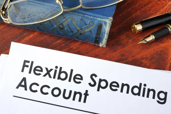 Fascicoli con conto di spesa flessibile FSA su un tavolo . — Foto Stock