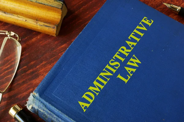 Livro com título lei administrativa em uma tabela . — Fotografia de Stock