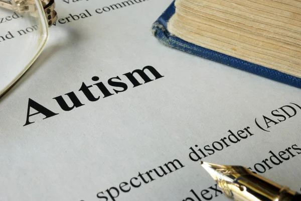 Расстройство спектра аутизма ASD написано на бумаге . — стоковое фото